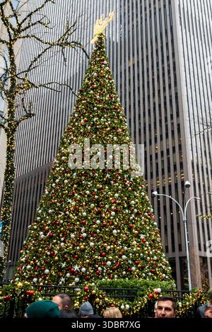 New York, NY – USA – 13. Dezember 2025 Ein hoch aufragender, hell erleuchteter Weihnachtsbaum, der mit goldenen und roten Ornamenten und einem Sternenhimmel verziert ist, steht stolz auf Fox Stockfoto