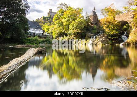 Am Morgen nach Sonnenaufgang an einer historischen Brücke mit einem Wasserfall. Landschaftsfotografie in der Pyrmonter Mühle, Elztal, Deutschland Stockfoto
