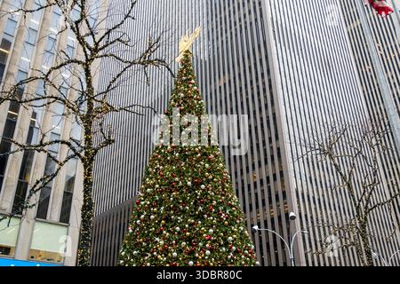 New York, NY – USA – 13. Dezember 2025 Ein hoch aufragender, hell erleuchteter Weihnachtsbaum, der mit goldenen und roten Ornamenten und einem Sternenhimmel verziert ist, steht stolz auf Fox Stockfoto
