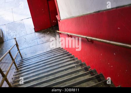 18. OCT 2025 - San Francisco, USA - Blick auf die Treppen zu einer U-Bahn-, U-Bahn- oder U-Bahn-Anlage in San Francisco. Stockfoto