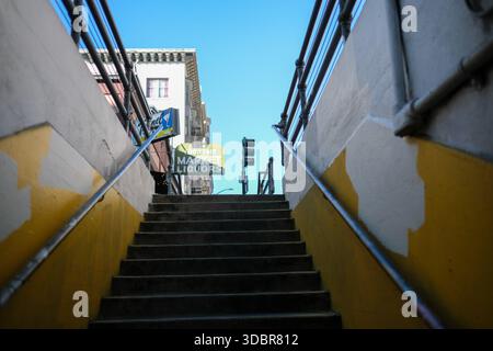 18. OCT 2025 - San Francisco, USA - Blick auf die Treppen zu einer U-Bahn-, U-Bahn- oder U-Bahn-Anlage in San Francisco. Stockfoto