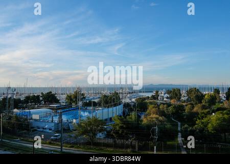 09. Dezember 2025 - der Jachthafen von Alimos in Pireus, Athen, mit Segelyachten und einem Schwimmbad. Stockfoto
