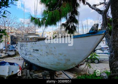 DEZ 09 2025 - Athen, Griechenland - ein altes verrottendes Segelboot, das am Hafen von Pireus, Athen, am Hafen geparkt wurde Stockfoto