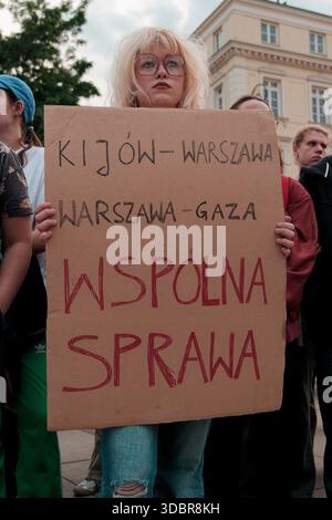 Die Frau hält ein Schild, das die gleiche Unterstützung der Ukraine und Palästinas während eines propalästinensischen Protests fordert. Stockfoto