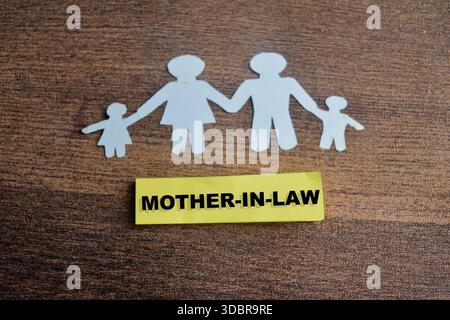Konzept der Schwiegermutter-Schrift auf Haftnotizen isoliert auf Holztisch. Stockfoto