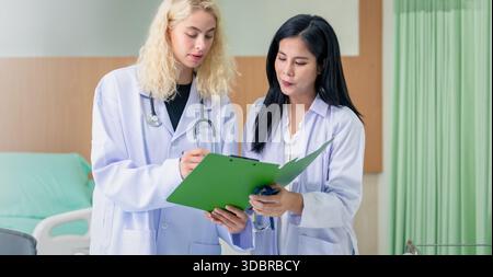 Professionelle Ärzte und Team diskutieren in Klinikhalle, medizinische Fachkräfte diskutieren im Krankenhauskorridor. Stockfoto