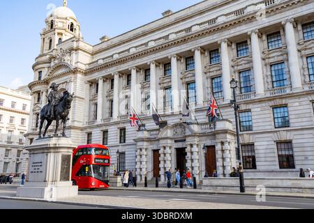 Raffles London Hotel im Bürogebäude des alten Krieges in Whitehall Westminster fährt der rote Londoner Doppeldeckerbus am Hotel und der Statue Duke of Cambridge vorbei Stockfoto