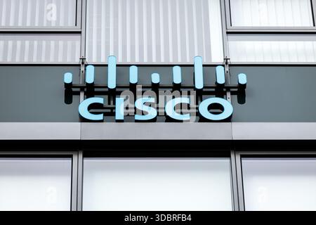 17. Dezember 2025, Bayern, Garching bei München: Das Logo und die Beschriftung von Cisco Systems, Inc. Sind auf dem Hauptsitz der Cisco Systems GmbH in Garching bei München (Bayern) zu sehen. Cisco ist ein US-amerikanisches Unternehmen aus der Telekommunikationsbranche und vor allem für seine Router und Switches bekannt. Foto: Matthias Balk/dpa Stockfoto