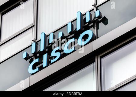 17. Dezember 2025, Bayern, Garching bei München: Das Logo und die Beschriftung von Cisco Systems, Inc. Sind auf dem Hauptsitz der Cisco Systems GmbH in Garching bei München (Bayern) zu sehen. Cisco ist ein US-amerikanisches Unternehmen aus der Telekommunikationsbranche und vor allem für seine Router und Switches bekannt. Foto: Matthias Balk/dpa Stockfoto