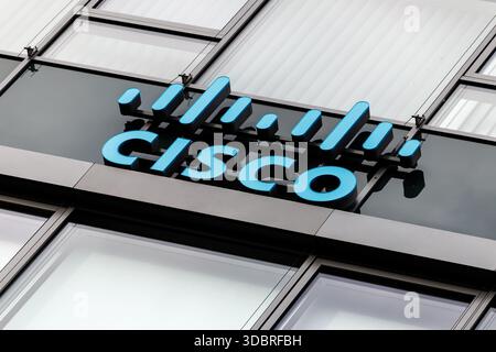 17. Dezember 2025, Bayern, Garching bei München: Das Logo und die Beschriftung von Cisco Systems, Inc. Sind auf dem Hauptsitz der Cisco Systems GmbH in Garching bei München (Bayern) zu sehen. Cisco ist ein US-amerikanisches Unternehmen aus der Telekommunikationsbranche und vor allem für seine Router und Switches bekannt. Foto: Matthias Balk/dpa Stockfoto