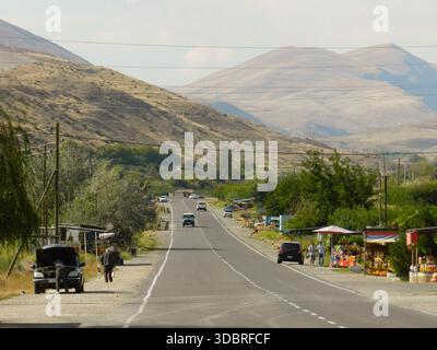 Straße durch die Berge in der armenischen Weinregion Areni Stockfoto