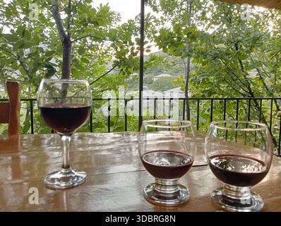 Gläser süßen Dessertweins in einem Restaurant in Areni, Armenien Stockfoto