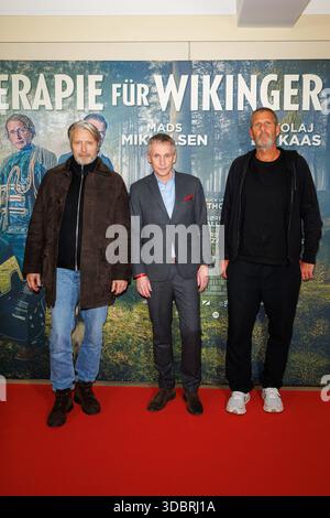 Premiere - Therapie für Wikinger - Mads Mikkelsen, Thomas Ostrup Moller und anders Thomas Jensen bei der Premiere zum Kinofilm Therapie für Wikingerim Delphi-Filmpalast am 17.12.2025 in Berlin. *** Premiere der Therapie für Wikinger Mads Mikkelsen, Thomas Ostrup Moller und anders Thomas Jensen bei der Premiere der Filmtherapie für Wikinger im Delphi Filmpalast am 17 12 2025 in Berlin Copyright: XEventpressxKochanx Stockfoto