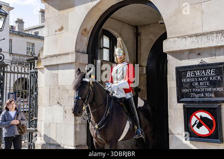 Kings Life Guard, Household Kavallerry Mounted Regiment, Pferdewachen Wachen zu Pferd vor der Horseguards Parade, Westminster, London, England Stockfoto