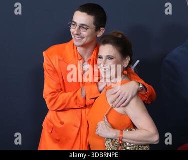 New York, New York, USA. Dezember 2025. Timothee Chalamet und Nicole Flender nehmen an der Premiere von „Marty Supreme“ am Regal Times Square in New York teil. Quelle: Greg Allen/Alamy Live News. Stockfoto