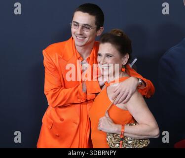 New York, New York, USA. Dezember 2025. Timothee Chalamet und Nicole Flender nehmen an der Premiere von „Marty Supreme“ am Regal Times Square in New York teil. Quelle: Greg Allen/Alamy Live News. Stockfoto