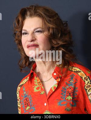 New York, New York, USA. Dezember 2025. Sandra Bernhard besucht die Premiere von „Marty Supreme“ am Regal Times Square in New York. Quelle: Greg Allen/Alamy Live News. Stockfoto