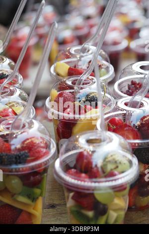 Obstbecher auf dem Markt bei sonnigem Wetter mit viel Auswahl Stockfoto