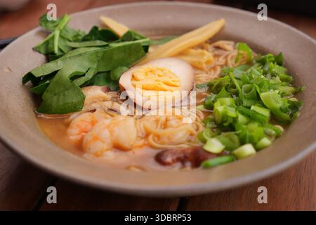 Frische Nudeln mit Garnelen und Gemüse in einer Schüssel Stockfoto