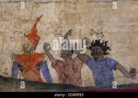 Antike historische Wandmalerei mit traditionellen Kriegerfiguren mit emotionalem Ausdruck, die Aggressivität und Stärke auf verwitterter Wand zeigen Stockfoto