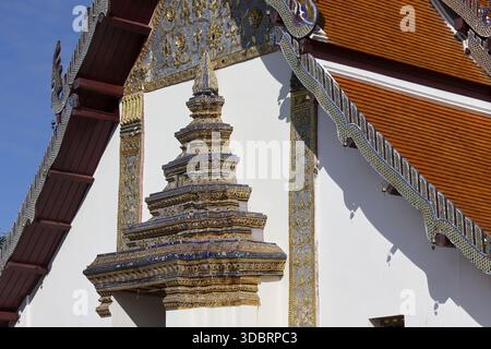 Traditionelles thailändisches Architekturdetail des Tempeldachgiebels mit verzierten goldenen Mustern auf der antiken Struktur, die das Gefühl von Frieden und darstellt Stockfoto