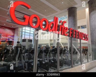 Toronto, ON, Kanada – 2. August 2024: Sehen Sie sich das Goodlife Fitness Company-Schild an. Stockfoto