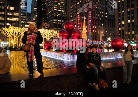 New York, Usa. Dezember 2025. Große Weihnachtsdekorationen an einem Brunnen außerhalb der Radio City Music Hall, die mit einem Weihnachtsbaum und Weihnachtslichtern dekoriert ist. (Foto: Jimin Kim/SOPA Images/SIPA USA) Credit: SIPA USA/Alamy Live News Stockfoto