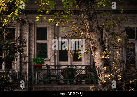 Die Zeit steht still unter dem wachsamen Auge des Sa’at Tower, wo die purpurroten Dächer des Stadtpalastes Rasht auf die sich bewegenden Nordski treffen Stockfoto