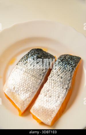 Zwei Lachslenden in einem Gericht. Stockfoto