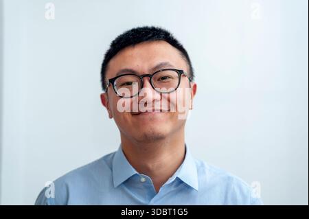 Nahaufnahme, Chinesischer Mann, Porträt mit Brille, Stockfoto