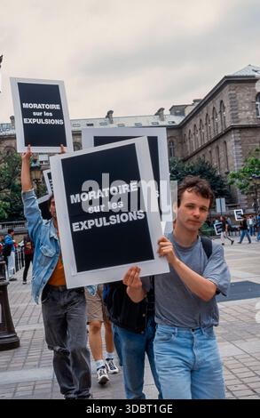 Paris, Frankreich, AIDS-Aktivisten vom Act Up Paris, protestieren gegen die Ausweisung afrikanischer HIV-positiver Person, halten Protestplakate, Migranten, Einwanderung Stockfoto