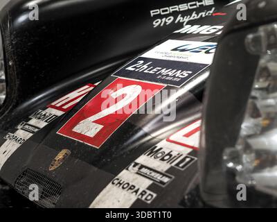 Karosserie-Detail vorne des Porsche 919 Hybrid LMP1 Langstreckenrennwagens mit Rennnummer und Le Mans Branding aus den 24 Stunden von Le Mans. Stockfoto