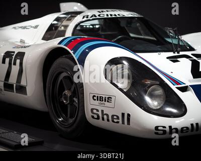 Frontdetail eines Porsche 917 Langstrecken-Rennwagens in Martini Racing Lackierung mit Scheinwerfern und kultigem Prototyp der 1970er Jahre. Stockfoto