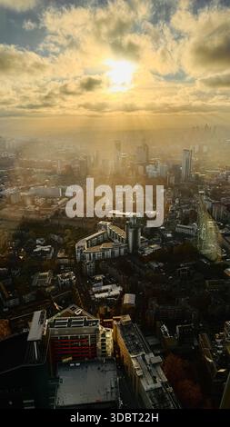 Londoner Stadtlandschaft aus der Luft mit Sonnenstrahlen, die durch Wolken brechen Stockfoto