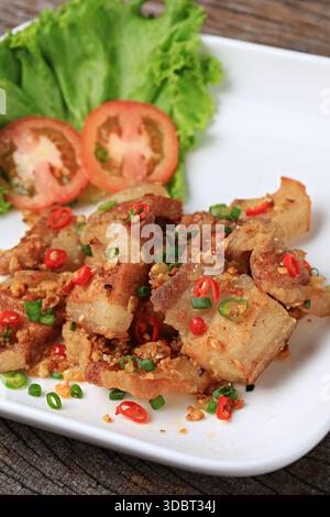Gebratenen knusprigen Schweinebauch mit Chili und Salz umrühren. Lebensmittelfotografie für Speisekarten Stockfoto
