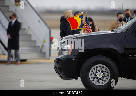 Otopeni, Rumänien - 11. März 2022: Chevrolet Vorortgepanzerter Wagen für den Transport des US-Präsidenten und Vizepräsidenten. Stockfoto