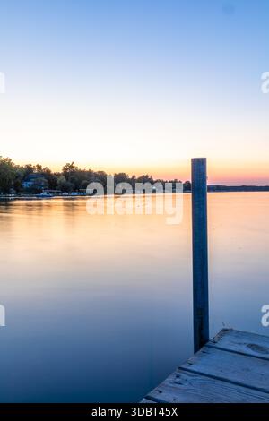 Golden Hour Sonnenuntergang über dem ruhigen Wasser des Chautauqua Lake, New York Stockfoto