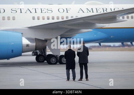 Otopeni, Rumänien - 11. März 2022: Geheimagenten während eines offiziellen Besuchs eines US-Würdenträgers. Stockfoto