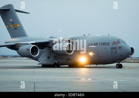 Otopeni, Rumänien - 11. März 2022: Das Militärtransportflugzeug McDonnell Douglas/Boeing C-17 Globemaster III. Stockfoto
