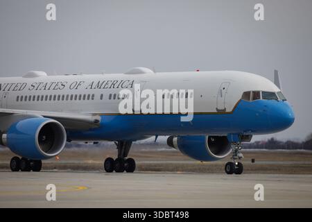 Otopeni, Rumänien - 11. März 2022: Boeing C32 Air Force Two oder das Flugzeug mit dem Vizepräsidenten der Vereinigten Staaten von Amerika. Stockfoto