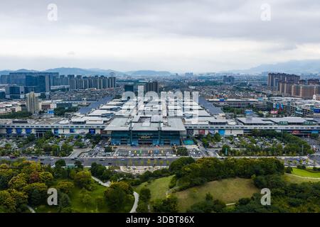 YIWU, CHINA - 16. OKTOBER 2025 - China Yiwu International Trade Market in Yiwu City, Provinz Zhejiang, China am 16. Oktober 2025. Stockfoto