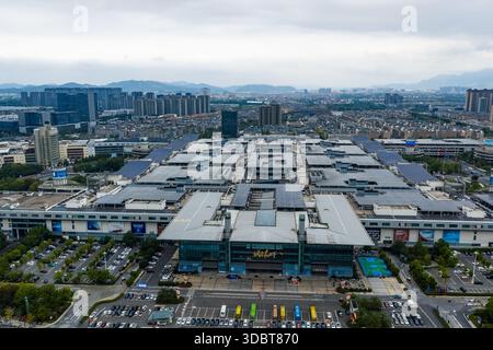 YIWU, CHINA - 16. OKTOBER 2025 - China Yiwu International Trade Market in Yiwu City, Provinz Zhejiang, China am 16. Oktober 2025. Stockfoto