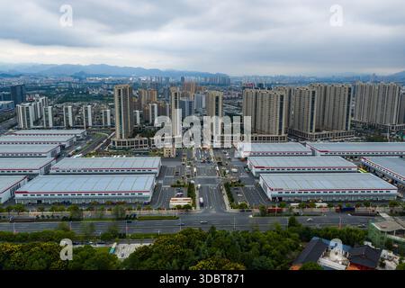 YIWU, CHINA - 16. OKTOBER 2025 - China Yiwu International Trade Market in Yiwu City, Provinz Zhejiang, China am 16. Oktober 2025. Stockfoto