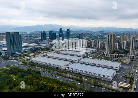 YIWU, CHINA - 16. OKTOBER 2025 - China Yiwu International Trade Market in Yiwu City, Provinz Zhejiang, China am 16. Oktober 2025. Stockfoto