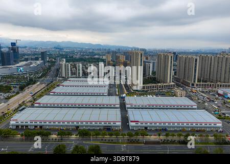 YIWU, CHINA - 16. OKTOBER 2025 - China Yiwu International Trade Market in Yiwu City, Provinz Zhejiang, China am 16. Oktober 2025. Stockfoto
