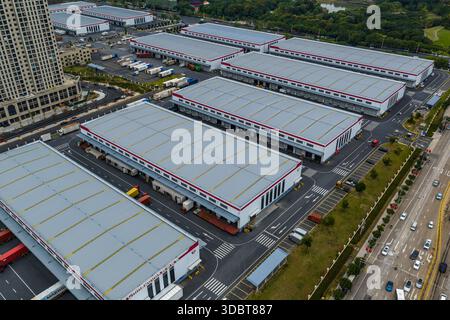YIWU, CHINA - 16. OKTOBER 2025 - China Yiwu International Trade Market in Yiwu City, Provinz Zhejiang, China am 16. Oktober 2025. Stockfoto