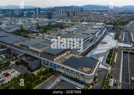 YIWU, CHINA - 16. OKTOBER 2025 - China Yiwu International Trade Market in Yiwu City, Provinz Zhejiang, China am 16. Oktober 2025. Stockfoto