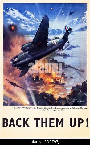 Propagandaplakat des Zweiten Weltkriegs (Royal Air Force, 1940er Jahre). Britisches RAF-Poster „Ein Angriff von Hudsons vom Küstenkommando auf die deutsche Schifffahrt in Aalesund, Norwegen, bei dem elf Schiffe getroffen wurden“ – „Back them up!“ Kunstwerk von C. E. Turner Stockfoto