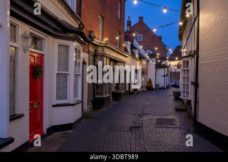 Butter Street in der Abenddämmerung im dezember. Alcester, Warwickshire, England Stockfoto