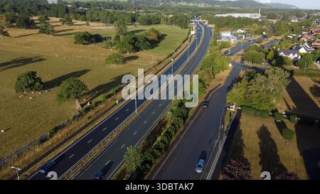 Luftaufnahme des zweispurigen A55 North Wales Expressway, der durch offene Landschaften verläuft Stockfoto